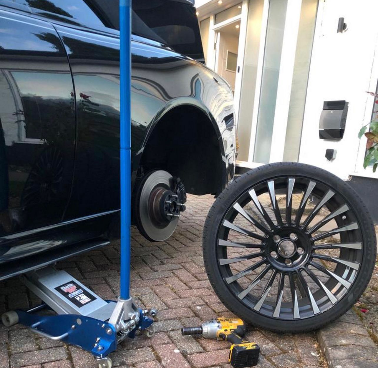 Mobile tyre fitting service